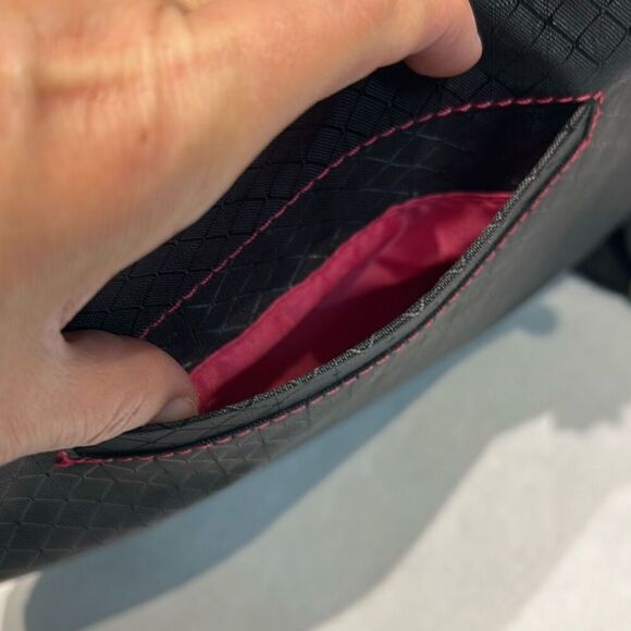 thirty-one Crossbody Shoulder Bag Purse Slim Nylon Black Pink Stitch Adjustable - Picture 6 of 7